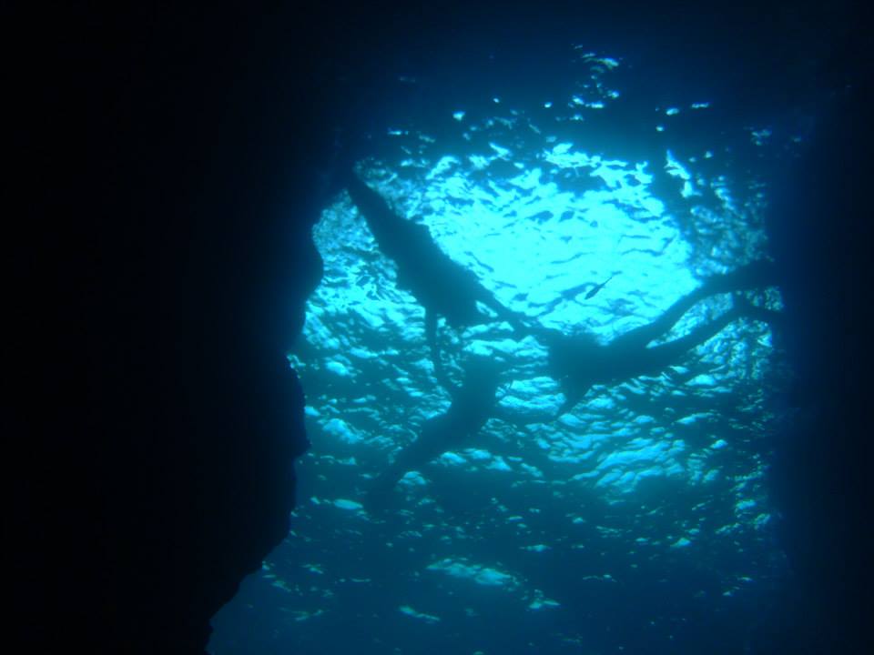 沖縄の青の洞窟でシュノーケリングしながら手をつなぐ