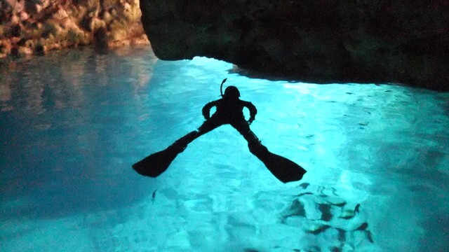 沖縄の青の洞窟でシュノーケリング