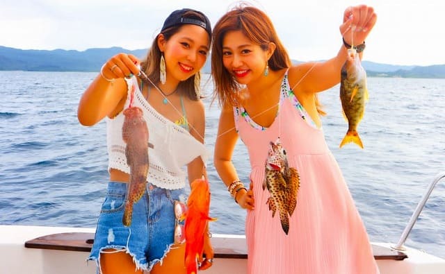 魚を釣り上げる女性たち