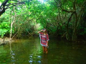 西表島のジャングルに立つ女性