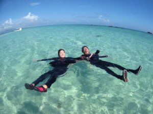 石垣島の海をぷかぷかと浮かぶ