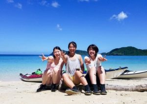 西表島のイダの浜を訪れた女性たち