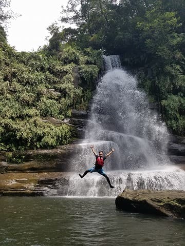ナーラの滝つぼで水浴びをする男性