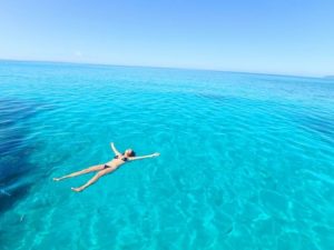 8月の透明度抜群の海でぷかぷか浮かぶ