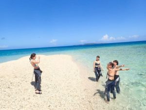 バラス島で記念撮影をする女性たち
