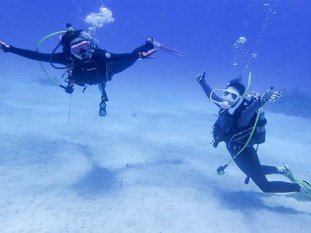 宮古島での体験ダイビングをするカップル