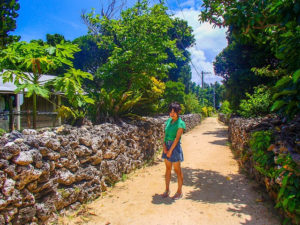 秋のパナリ島の町並み散策をする女性