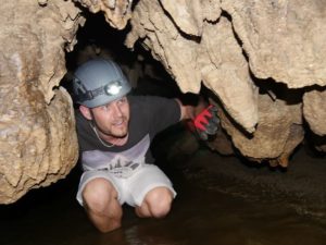 西表島の鍾乳洞を探検