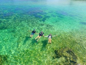 西表島の星砂海岸でぷかぷかと浮かぶ人