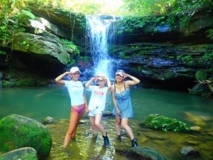 クーラの滝でポーズをとる女性たち