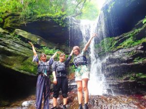 ＧＷに西表島のクーラの滝を楽しむ女性