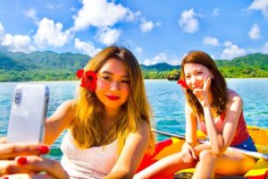 石垣島でカヌー体験する女性
