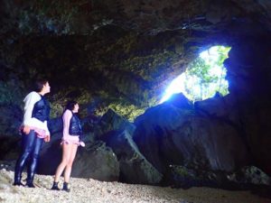 石垣島の青の洞窟からこぼれる春の日差し