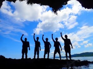 団体旅行で青の洞窟体験