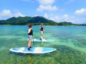 石垣島の川平湾でｓｕｐクルーズを楽しむカップル