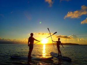 石垣島の名蔵湾で恋人とサンセットSUP