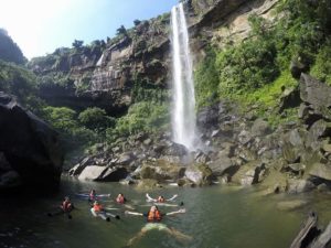 西表島のピナイサーラの滝で滝つぼ遊び