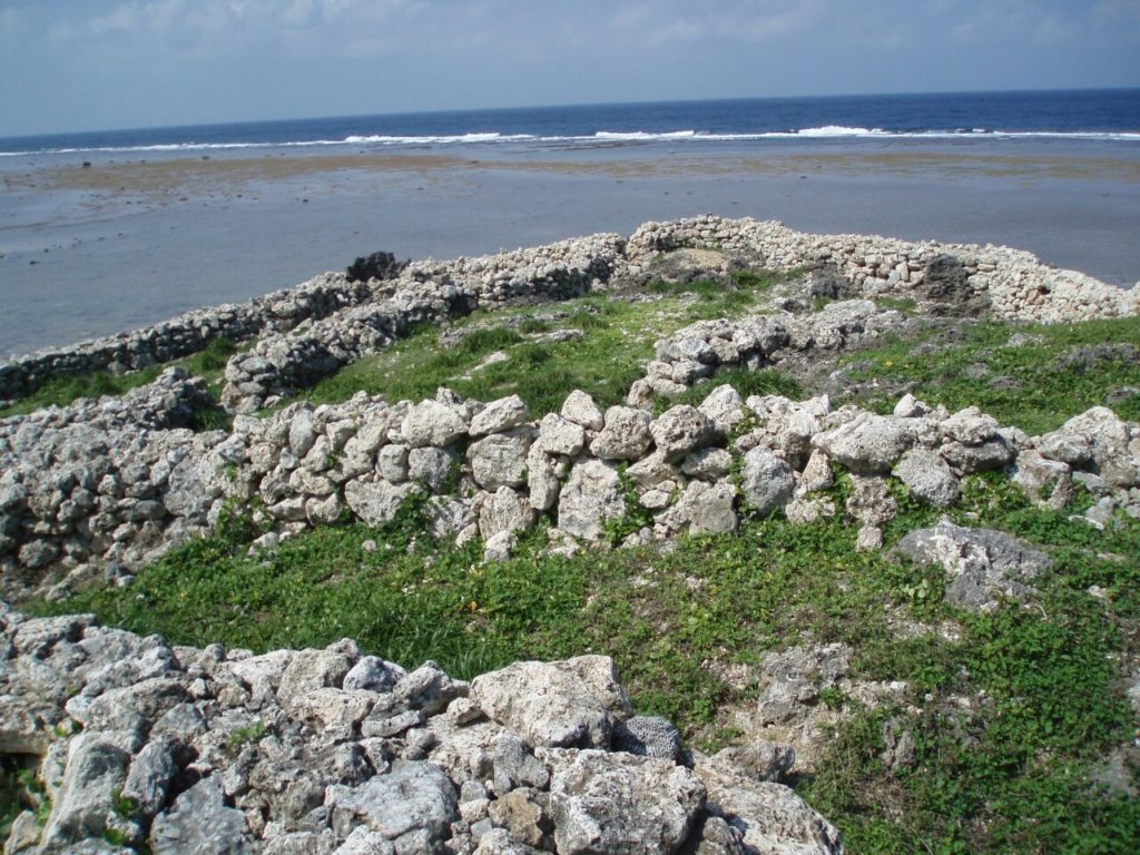 鳩間島の武士家跡にある石畳