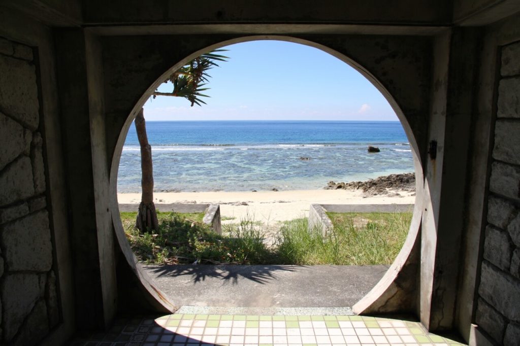 与那国島のダンヌ浜の建物