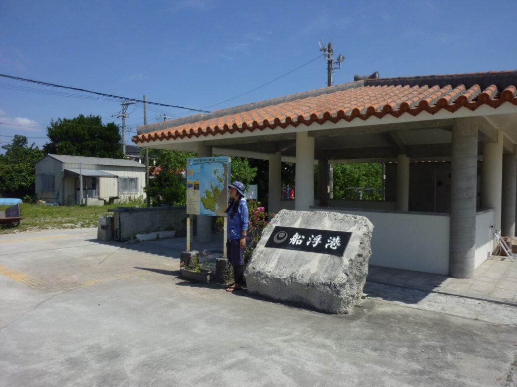 船浮港のあずまや