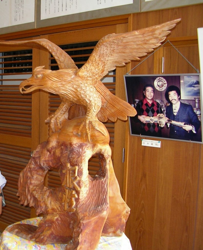 具志堅用高記念館の鷹の像