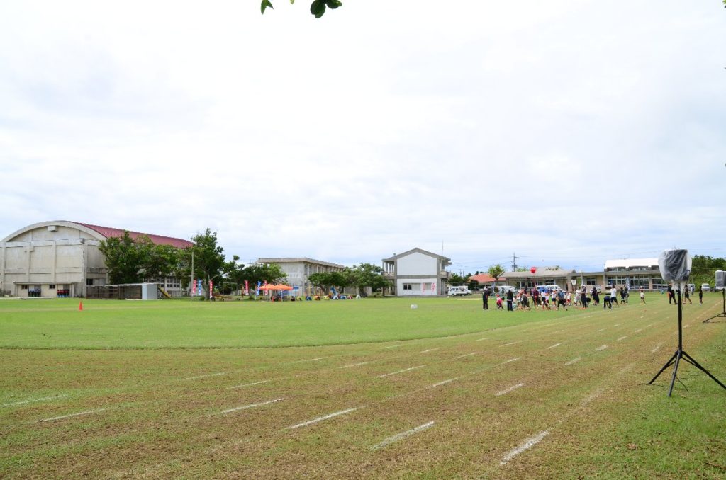 波照間小中学校のグラウンド