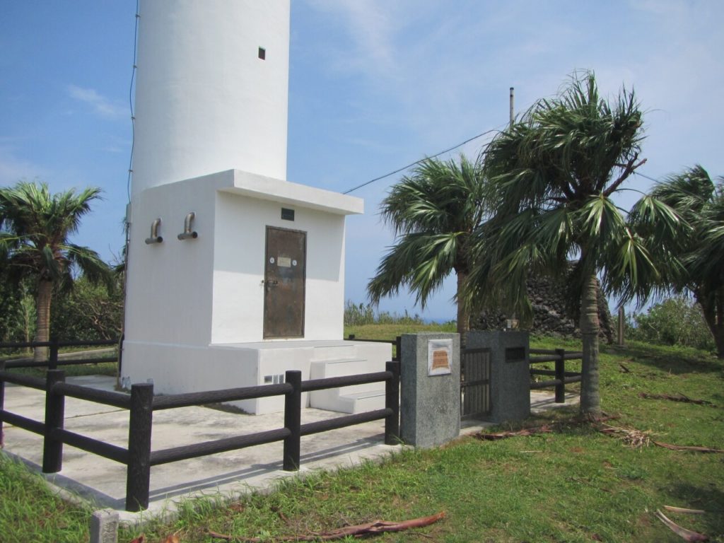 鳩間島灯台の入口