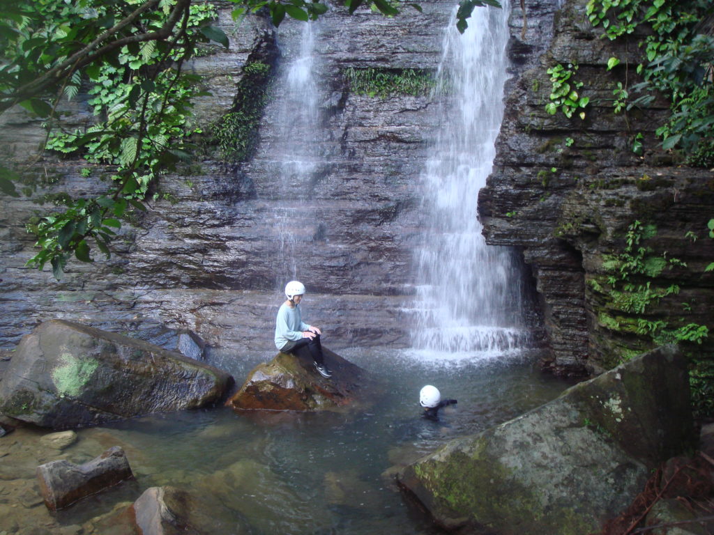 西表島のゲータの滝で水浴び