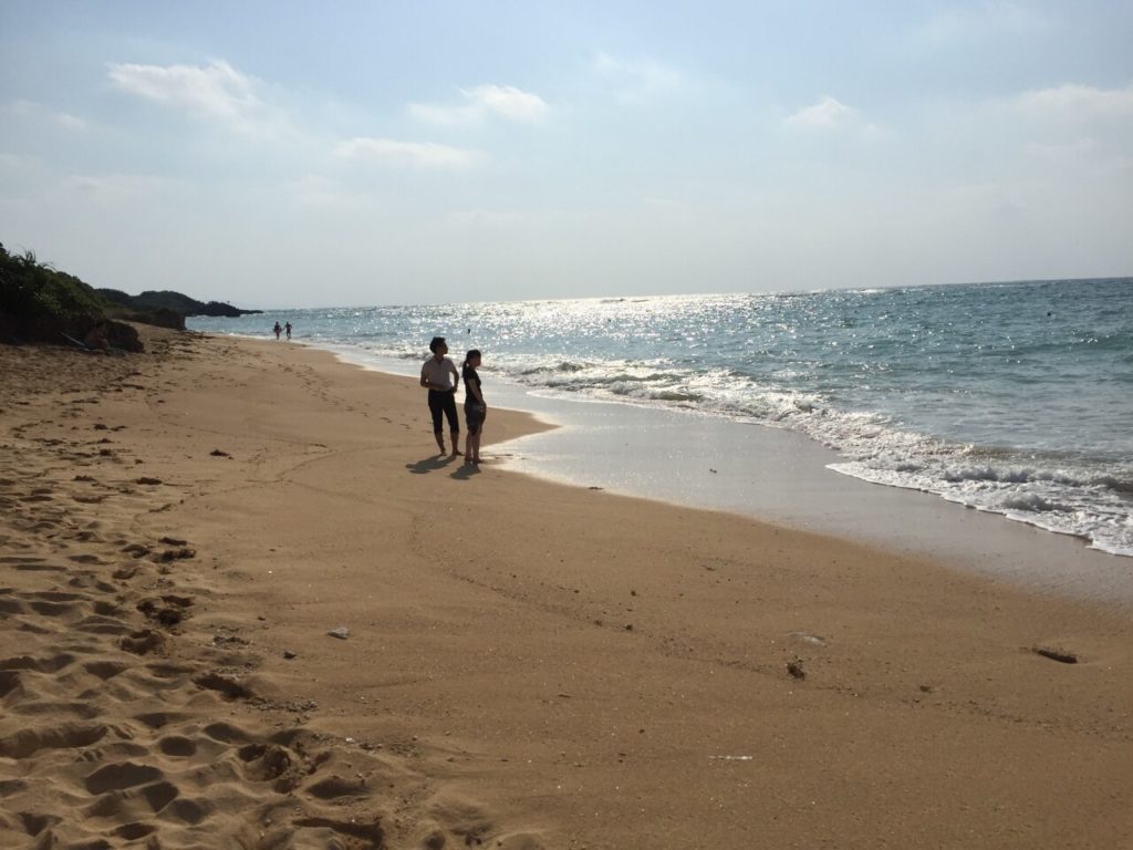 石垣島サンセットビーチで散策するカップル