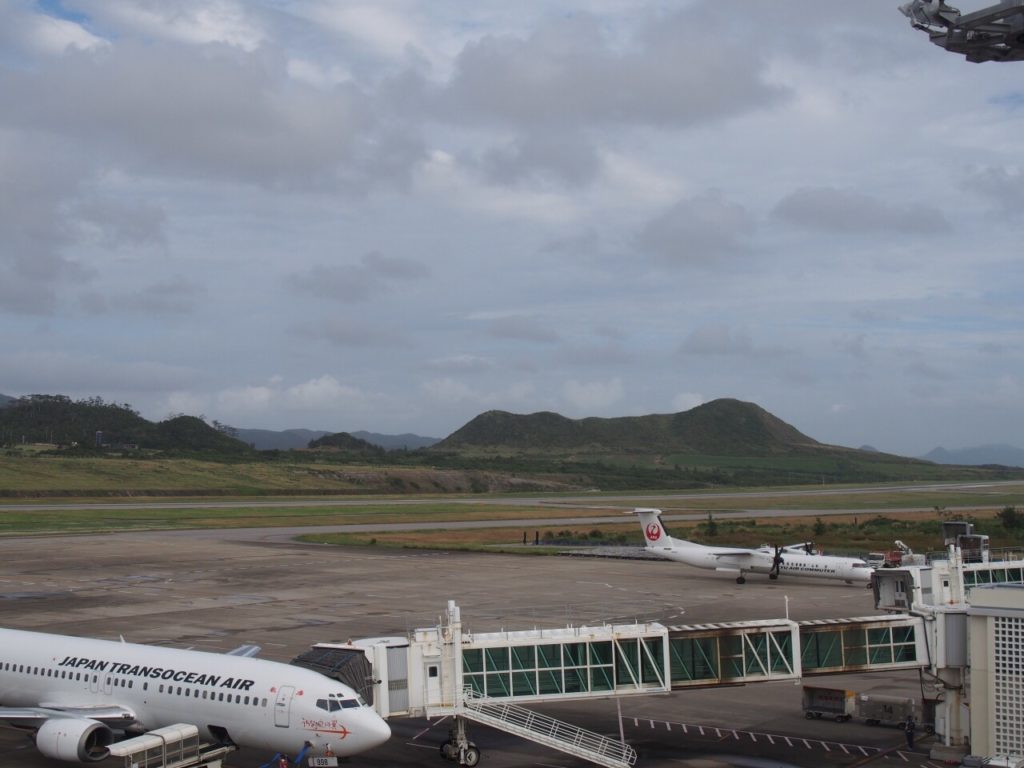 カラ岳から見える石垣空港