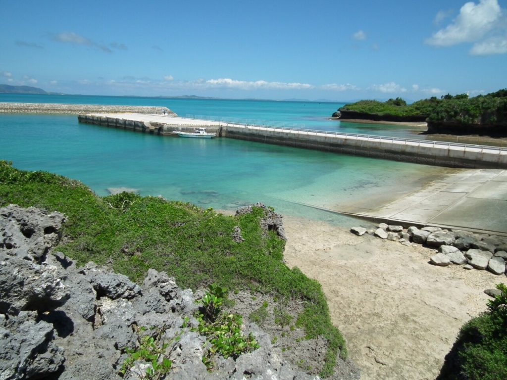 パナリ島のクイヌパナから見る港