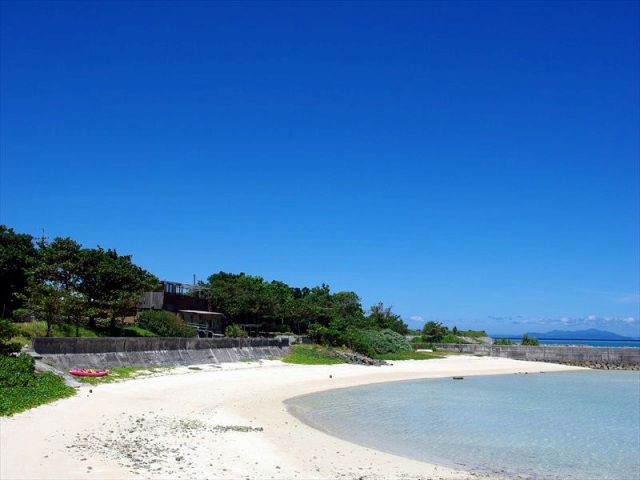 透明度抜群の鳩間島の前の浜ビーチ