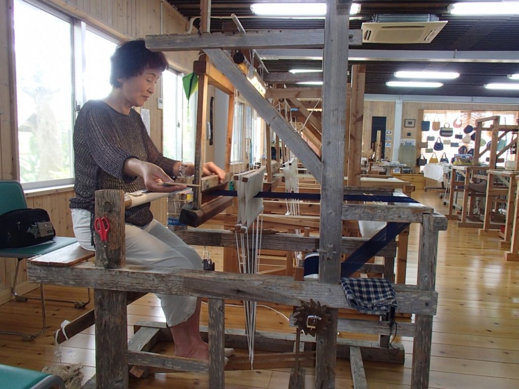 宮古島市体験工芸村での機織り