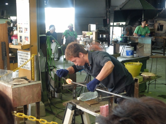 沖縄の森のガラス館でガラスを作る職人