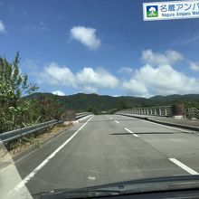 名蔵大橋の道路