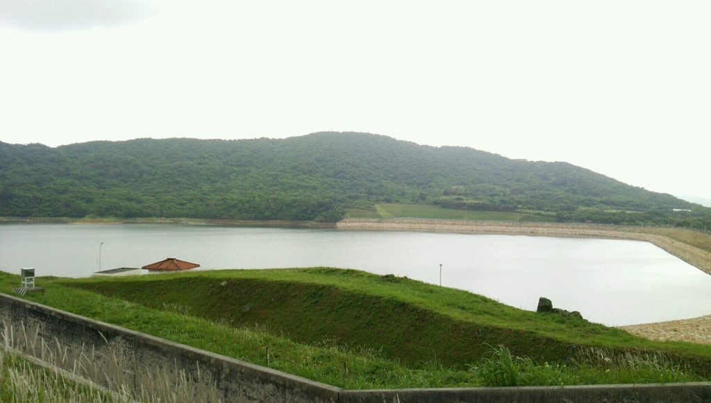 道路沿いから眺める石垣島の名蔵ダム