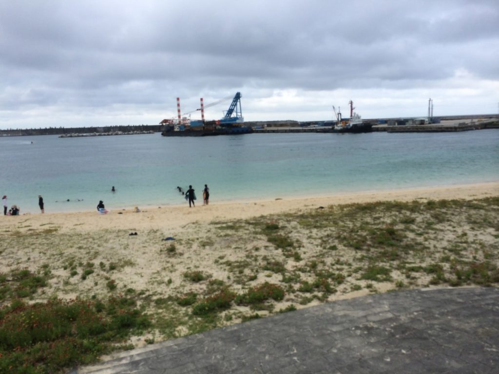 日中の与那国島なんた浜