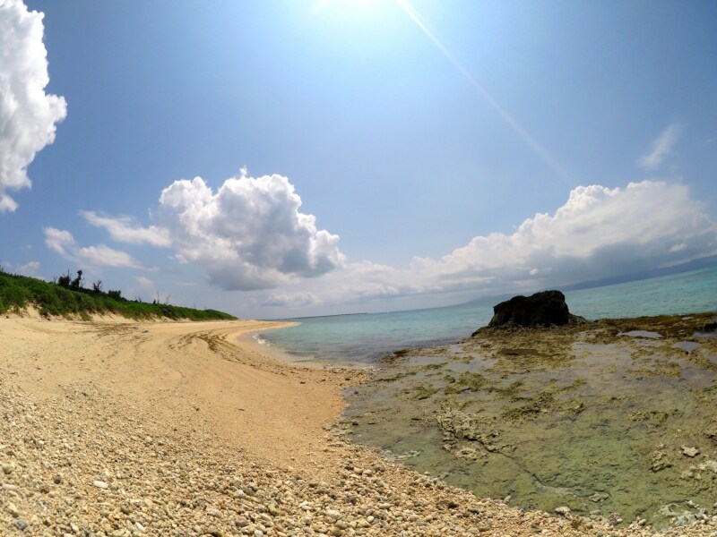 日差しが気持ちいい黒島の西の浜