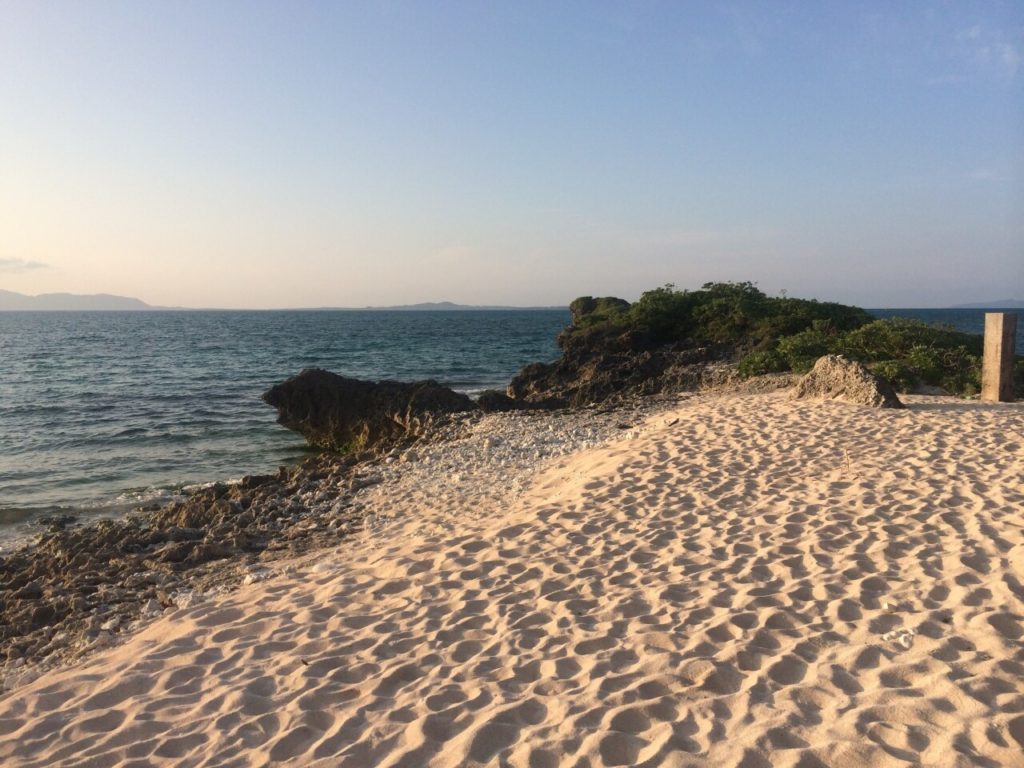 ホワイトサンドの黒島の西の浜