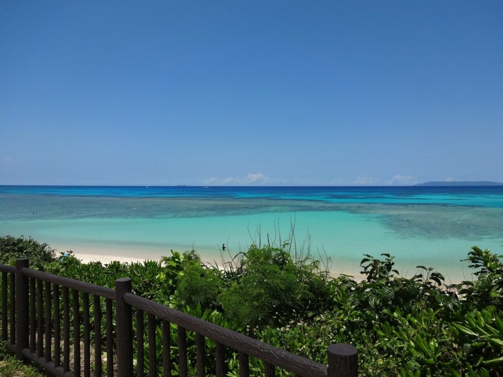 ニシ浜の透明度抜群の海