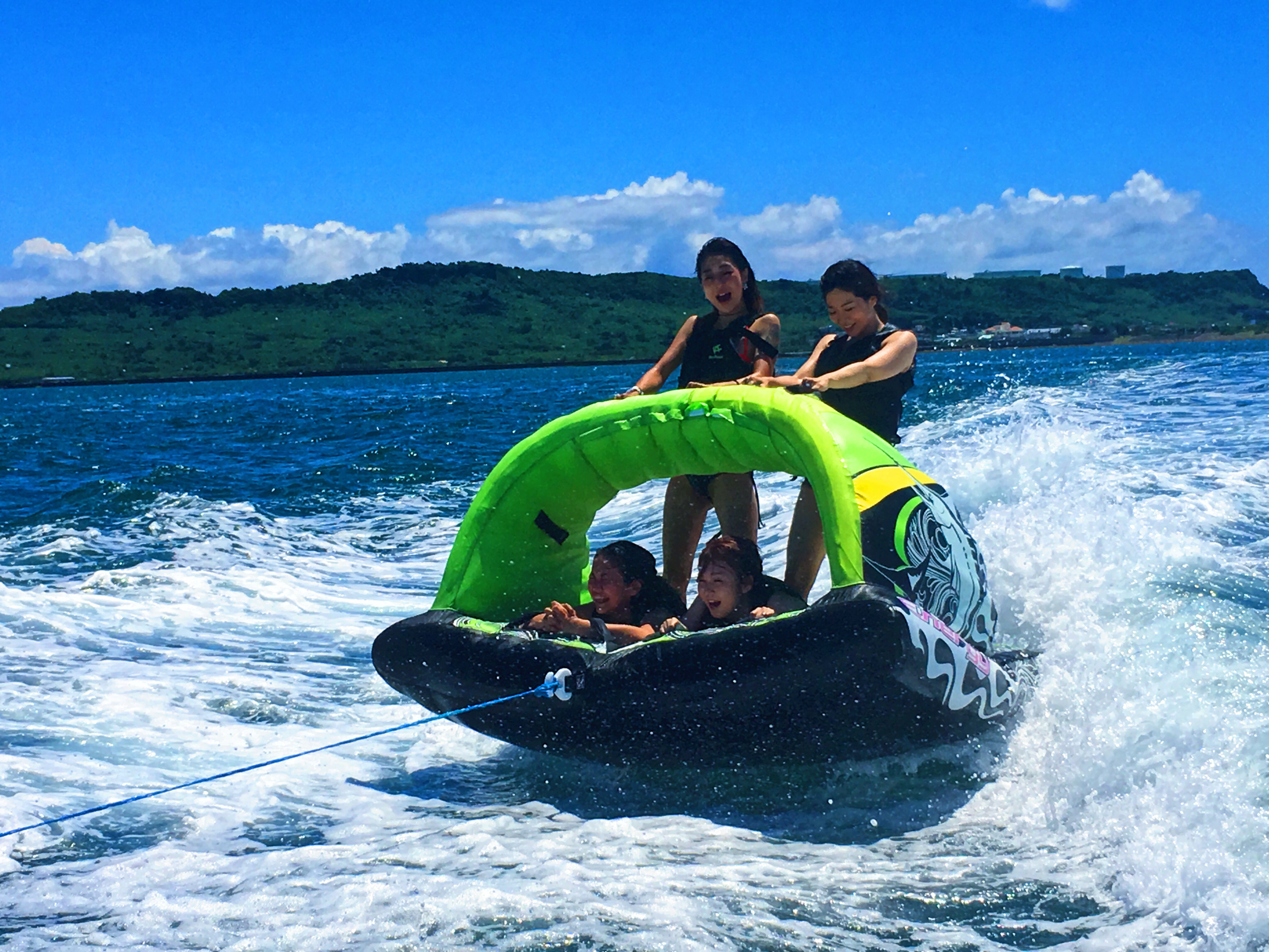 沖縄 うるま市 絶叫マリンスポーツ4種類パック バナナボート ビックマーブル エナジー ジャンボ 沖縄トリップ 沖縄最大級のアクティビティ予約サイト