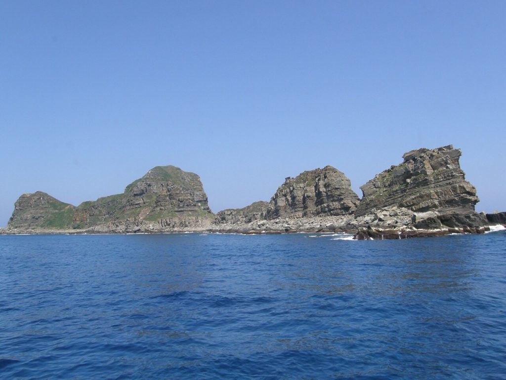 綺麗な形の仲の御神島