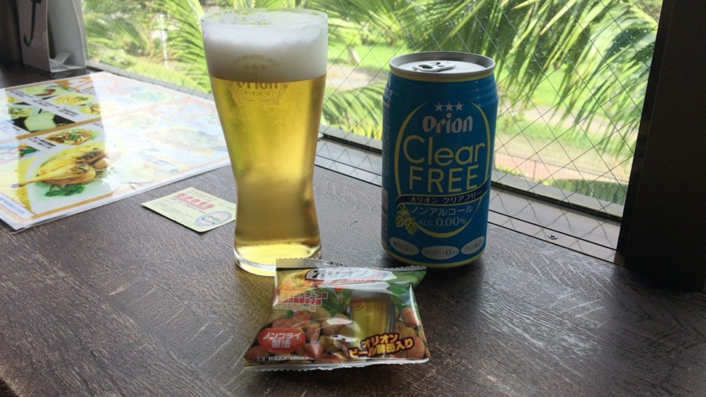 沖縄のオリオンハッピーパーク内でオリオンビールを飲む