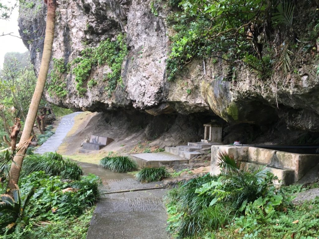 与那国島のサンアイイソバの碑にある岩