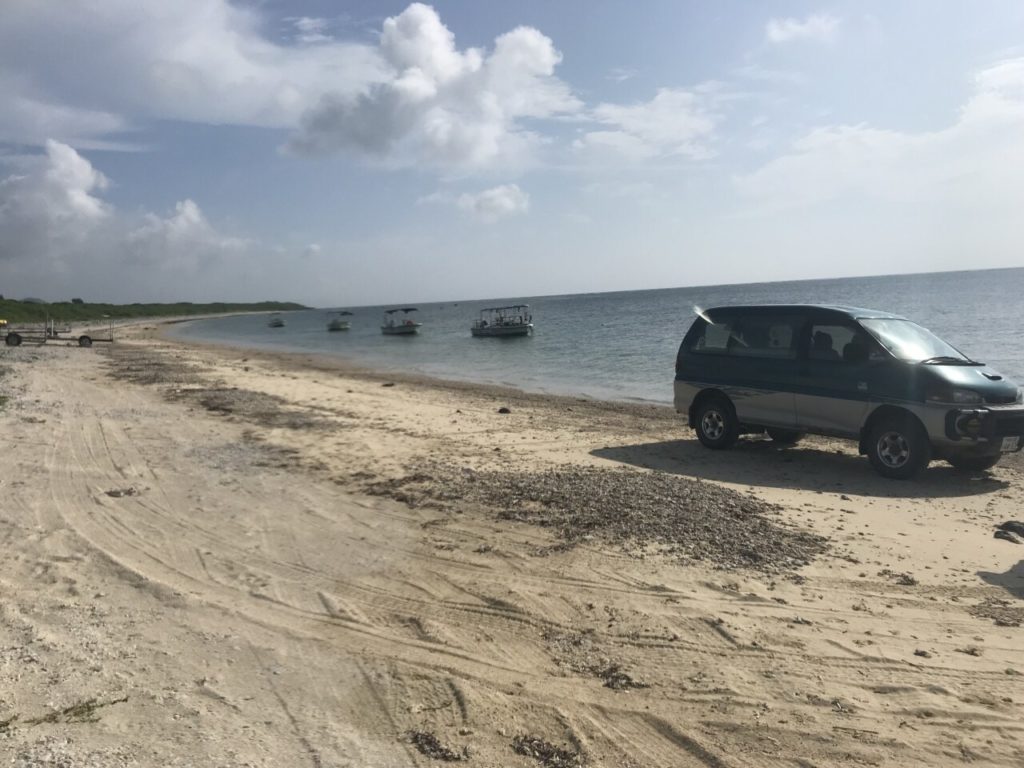 車も入れる石垣島の白保海岸