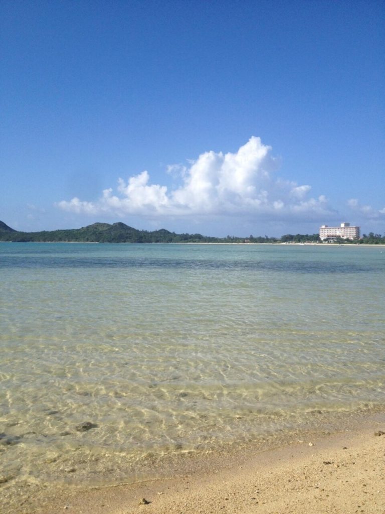 透明度抜群の石垣島の底地ビーチ