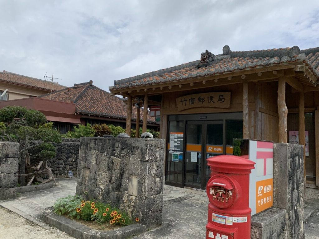 竹富郵便局の赤いポスト