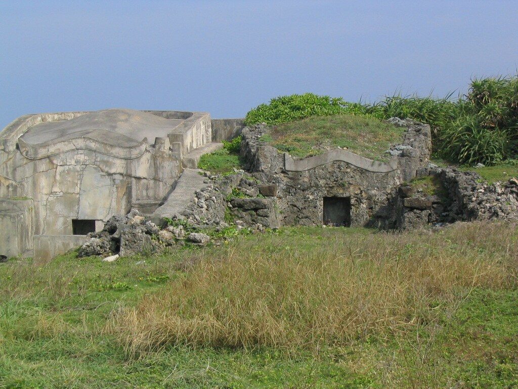 廃墟と化した与那国島の浦野墓地群