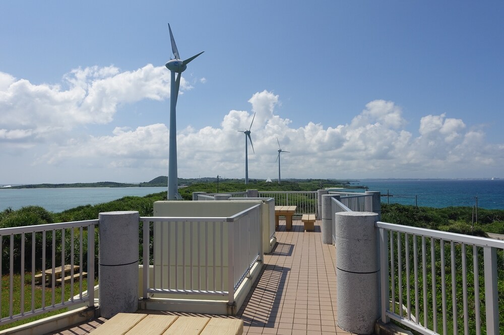 西平安名崎から見える風車