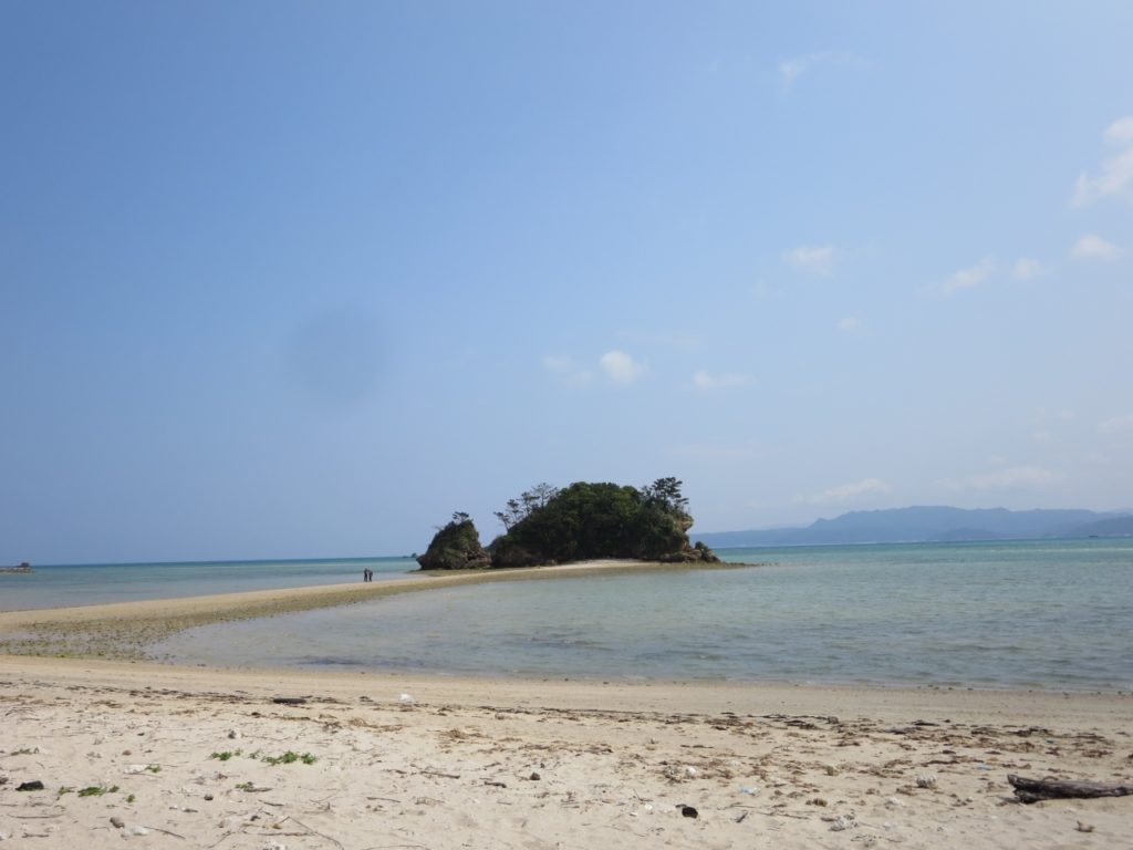 屋我地島から見える小さな島